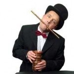 Zauberkünstler mit Zauberstab im Mund Zauberkünstler mit Zauberstab im Mund