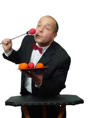 Der Zauberkünstler serviert Ihnen witzige Comedy Der Zauberkünstler serviert Ihnen witzige Comedy
