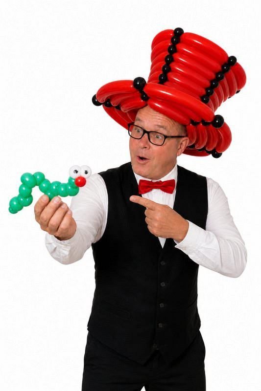 Ballonmodellierer mit Raupe als Ballon Zauberer