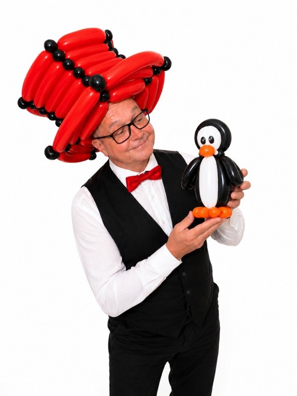 Ballonkünstler Markus Kaufmann mit Pinguin als Luftballontier für Firmenfeier & privates Event